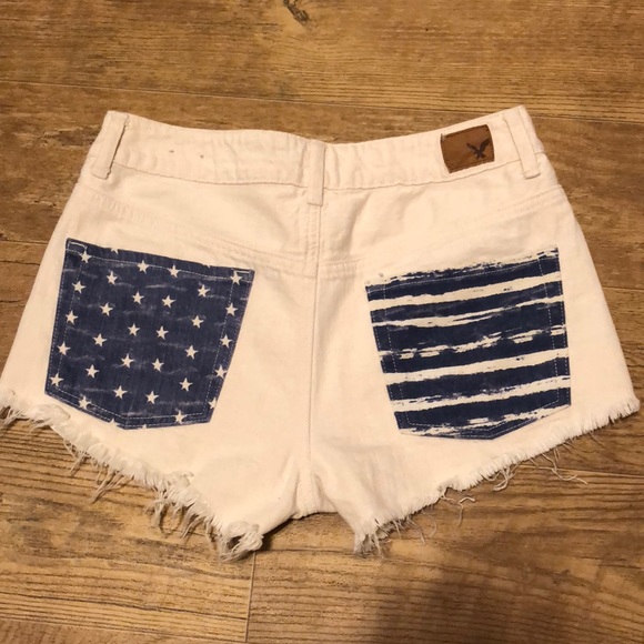 White shorts with patterned pockets - Picture 2 of 2